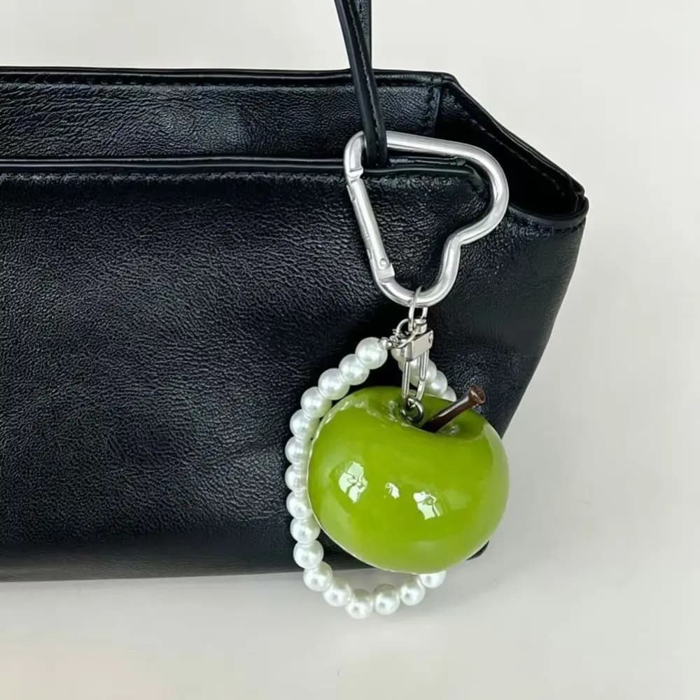 Portachiavi con Frutta Rossa, Ciondolo per Borsa in Resina con Perle Finte, Superficie Lucida, Leggero, Anello Portachiavi con Perle per Zaino Studenti