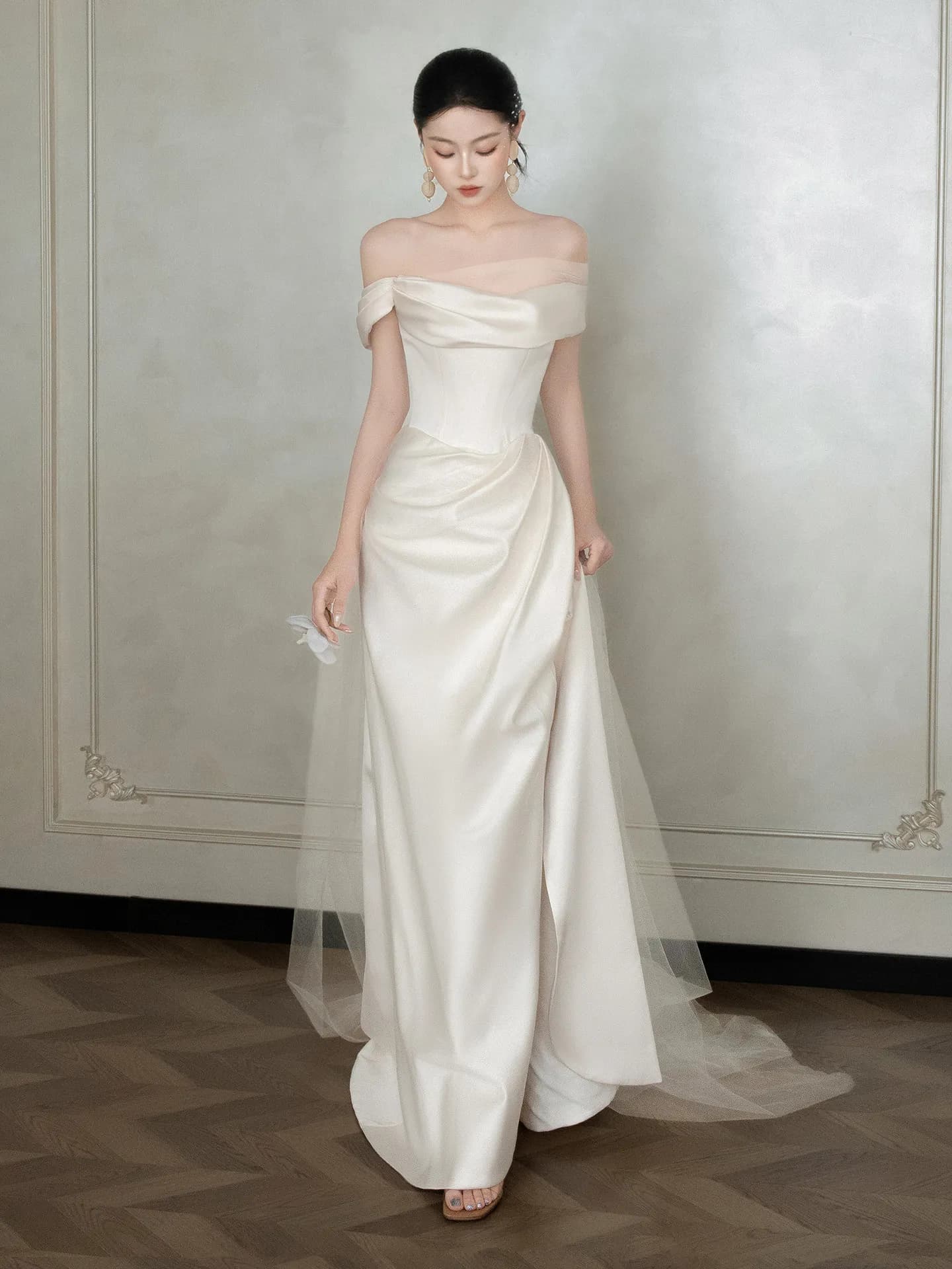 Abito da sposa monospalla in raso bianco, semplice e leggero, elegante per l'ingresso, ideale per cerimonie alberghiere e in ambienti interni