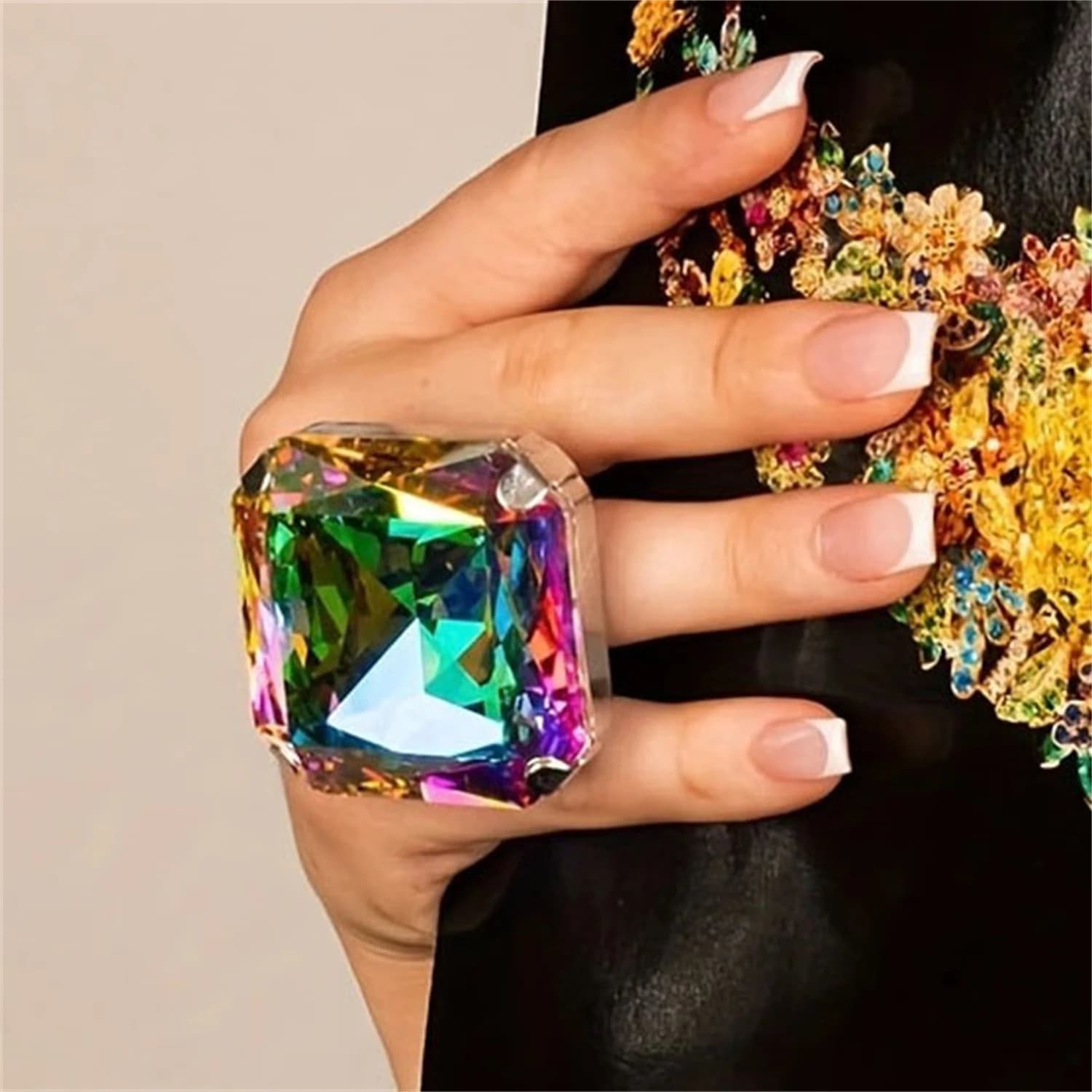Anello quadrato di colore atmosferico esagerato Anello di gioielli con senso del design personalizzato con strass di moda