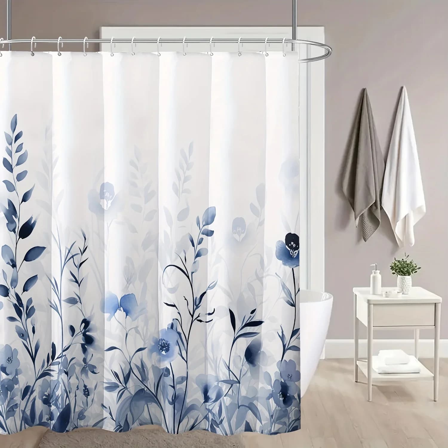 Elegante tenda da doccia impermeabile dal design floreale acquerello blu e bianco – perfetta per aggiungere un tocco sereno al tuo