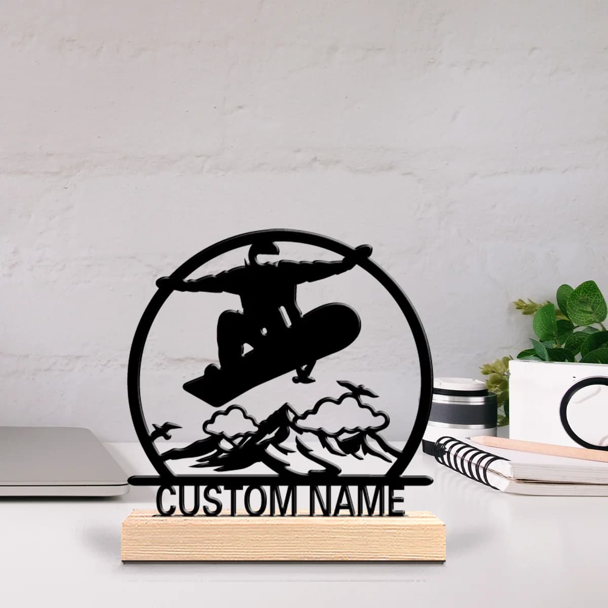 Statua in Metallo Personalizzata di Sciatore con Base in Legno, Decorazione da Tavolo per Sport Invernali