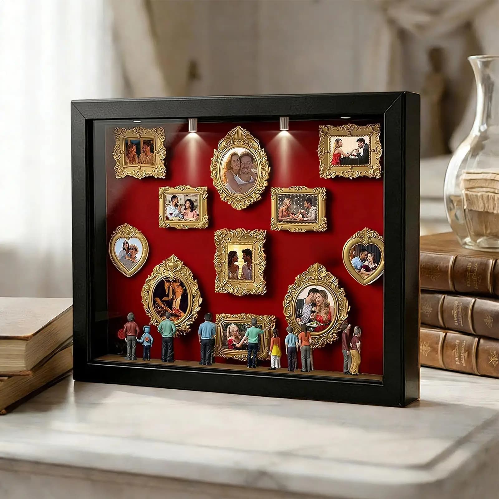 Scatola Portafoto Museo Silhouette con Luce LED, 11 Cornici Miniatura e 8 Statuette per Casa e San Valentino