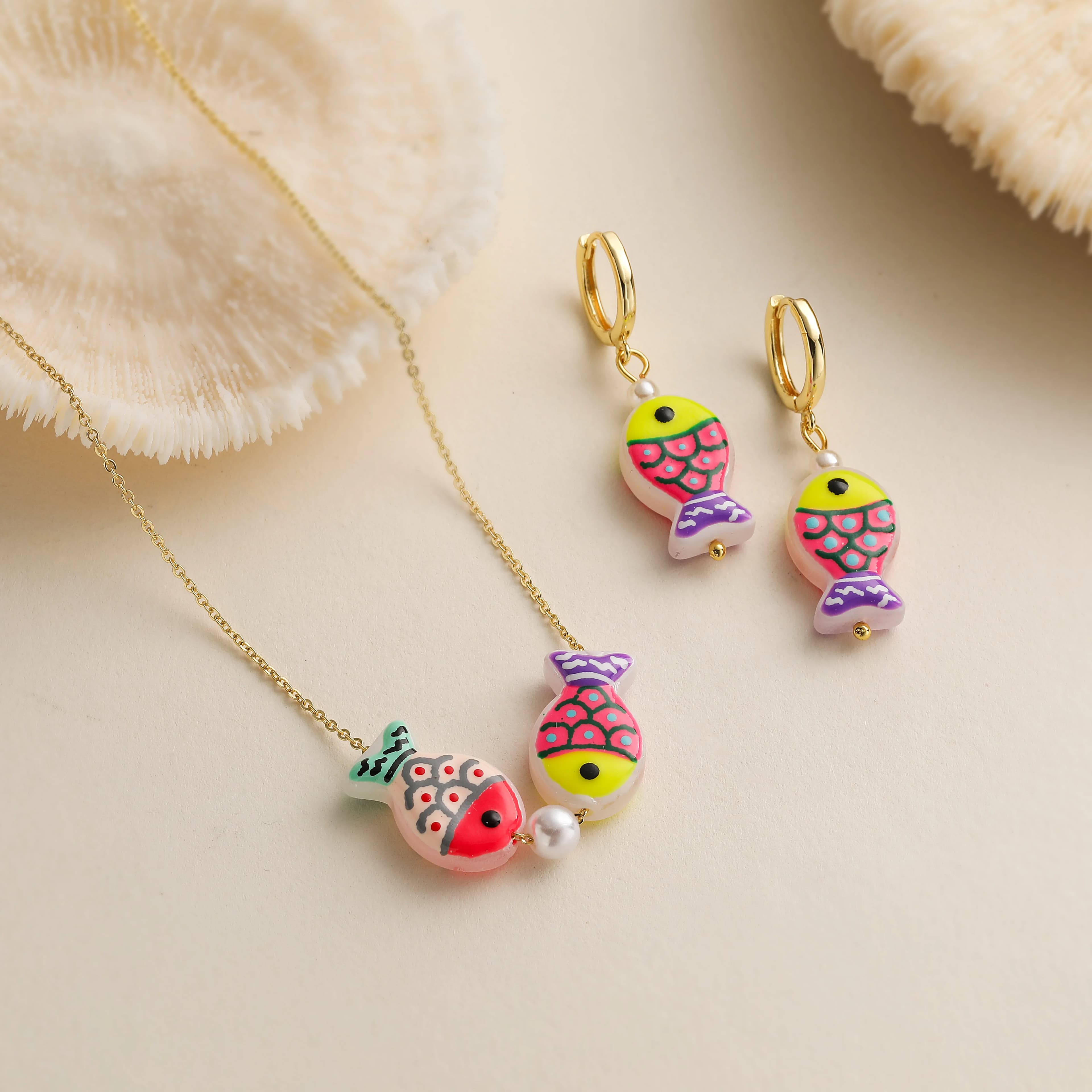 Set Collana e Orecchini con Ciondolo a Forma di Pesci che si Baciano, Gioielli in Ottone Placcato Oro a Tema Oceano, Carini e Dolci, per Donna