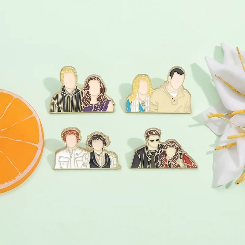 Spille smaltate con personaggi del film d'amore, vestiti dei cartoni animati, collare, bavero, spille, zaino, vestiti, accessori per gioielli, regalo per amico