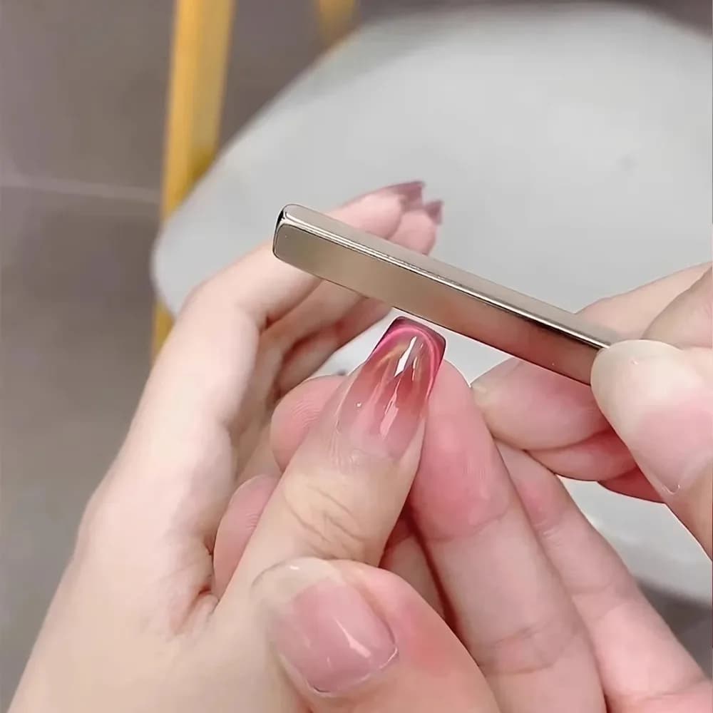 Magnetic pen for nail art with 3D cat-eye pattern - perfect for nail art DIY projects. Comes with a double head magnetic brush