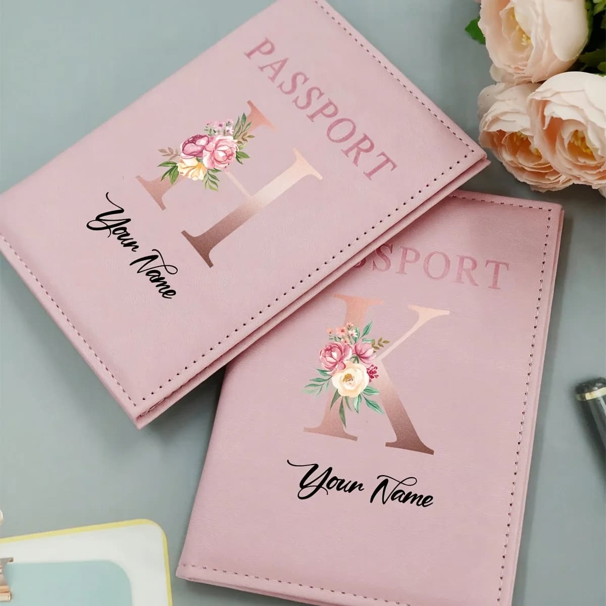 Porta Passaporto Personalizzato con Nome, Porta Passaporto Personalizzato con Lettera, Portafoglio Personalizzato per Biglietti Aerei, Regalo di Compleanno Personalizzato