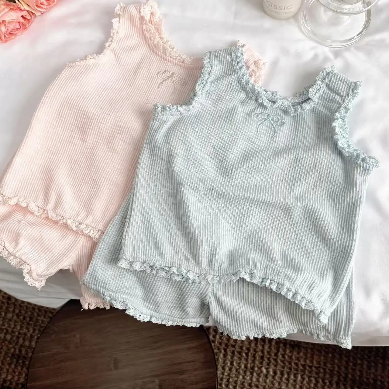 2025 Estate Nuova Neonata Senza Maniche Sling Vestiti Set Infantile Ragazza Carino Fiocco Gilet di Pizzo + Pantaloncini 2 Pezzi Vestito di Cotone Del Bambino Abiti
