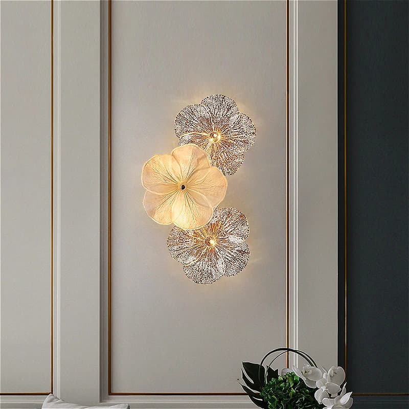 Lampada da parete per soggiorno di lusso francese leggera 2025 Nuovo sfondo da parete Lampada da comodino con fiore creativo per camera da letto