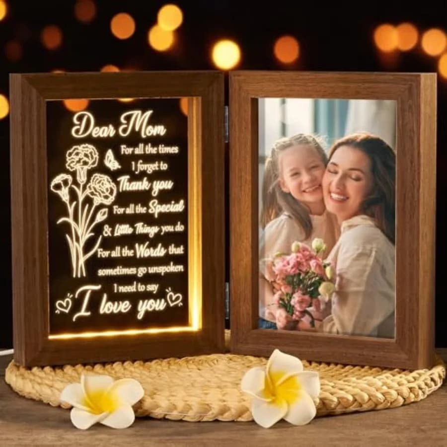 Regali per la mamma da parte di figlie e figli, regali di Natale unici per la mamma, luce notturna incisa con cornice portafoto 5x7 in legno massello, Moth