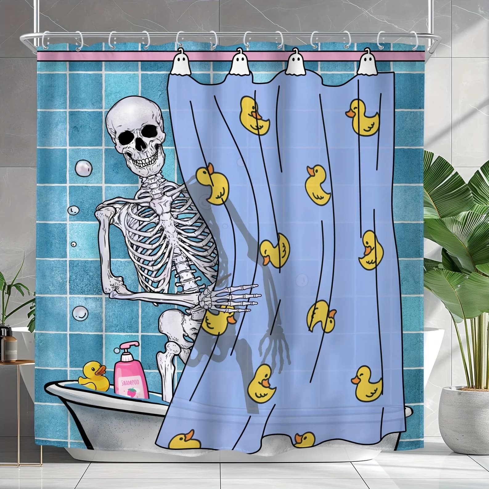 "Scheletro di cartone animato nella tenda da doccia da bagno – Divertente design di Halloween con anatre di gomma, arredamento da bagno spettrale, tessuto impermeabile"