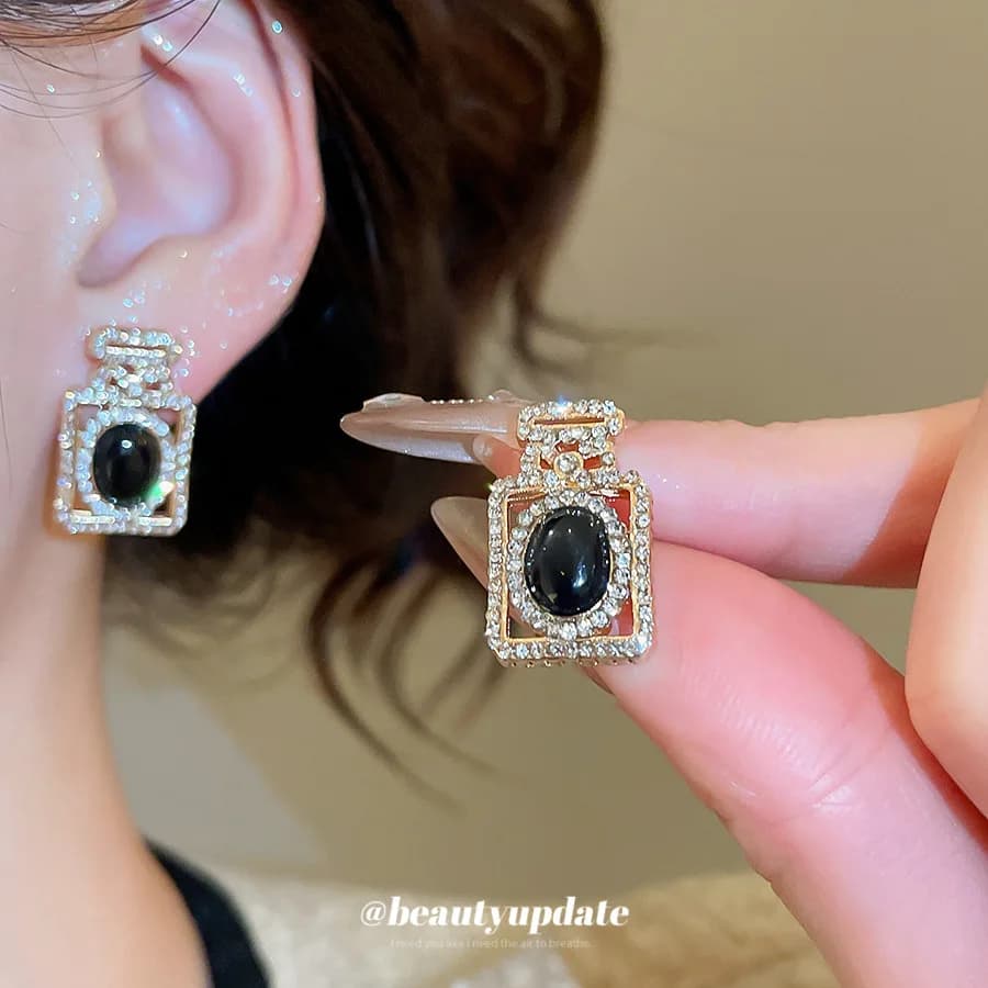 A pair of micro-inlaid synthetic zircon hollow pleated bottle earrings, light luxury design earrings, temperament, advanced sense, new earrings.