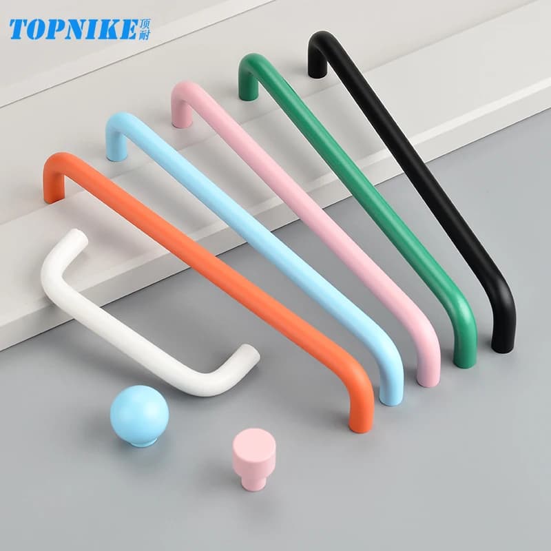 Maniglie per cassetti Manopole per porte dell'armadio da cucina Maniglie moderne per cassettiere per bambini Vassoi curvi colorati Maniglia arancione verde blu rosa bianco