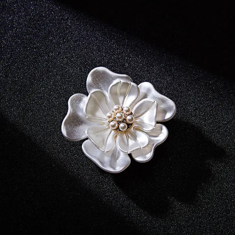 Nuova Spilla Trendy a Forma di Camelia per Donna, Elegante Fiore con Perle, Accessorio Moda per Cappotto, Vestito, Sciarpa, Gioiello Regalo