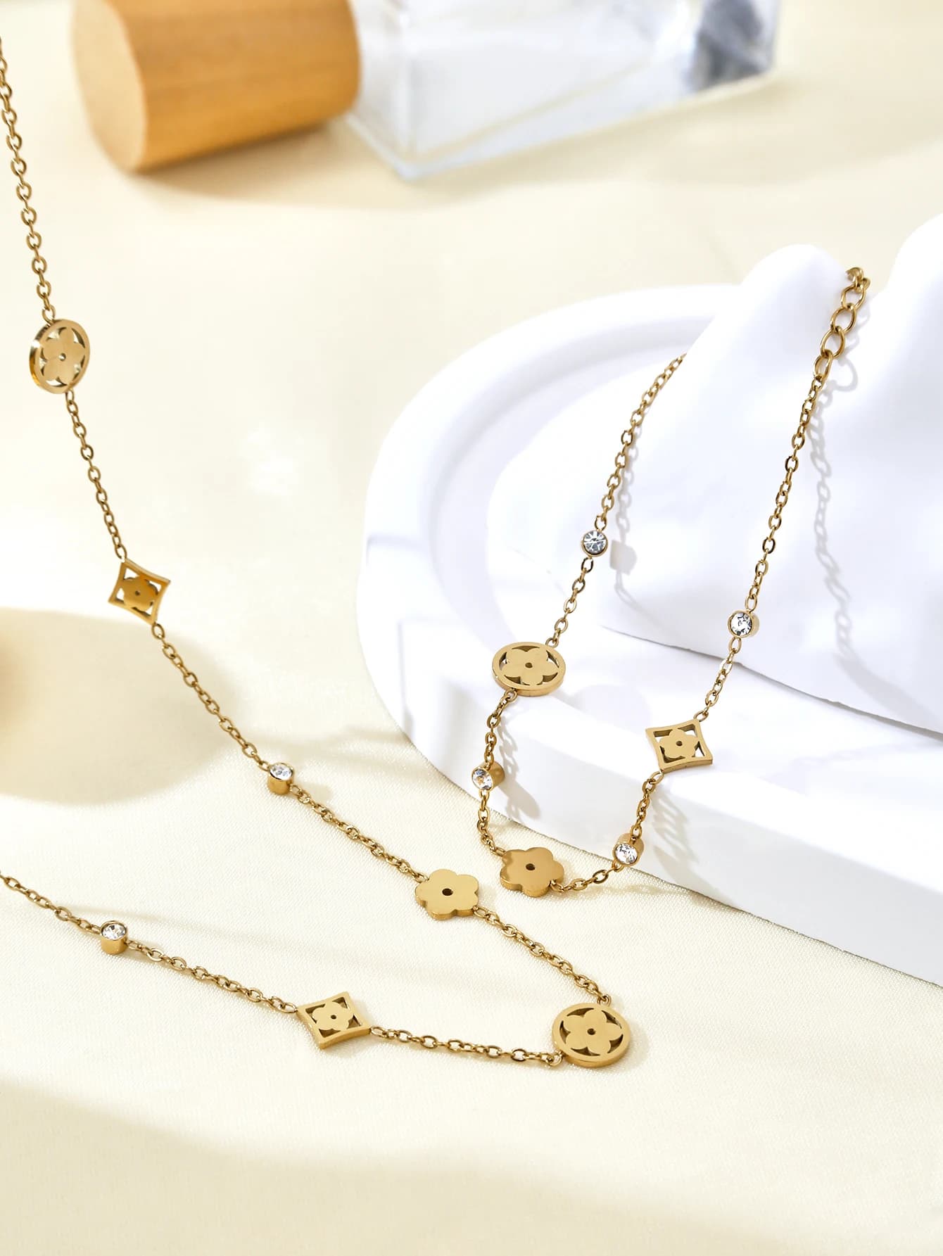 Set di gioielli da donna con fiori di trifoglio a cinque foglie cavi in acciaio inossidabile stile vecchio denaro di lusso leggero di alta moda per le donne