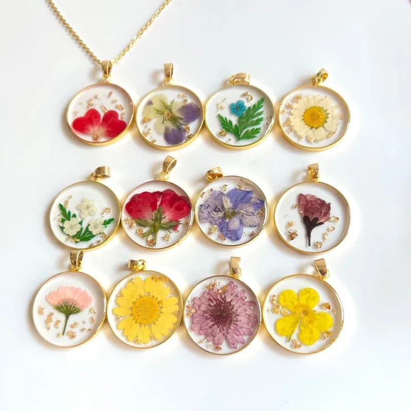 Collane Serie Fiori dei Dodici Mesi, Collane con Ciondolo in Resina Epossidica e Fiori Secchi, Collane con Charm di Fiori Naturali Colorati Personalizzabili