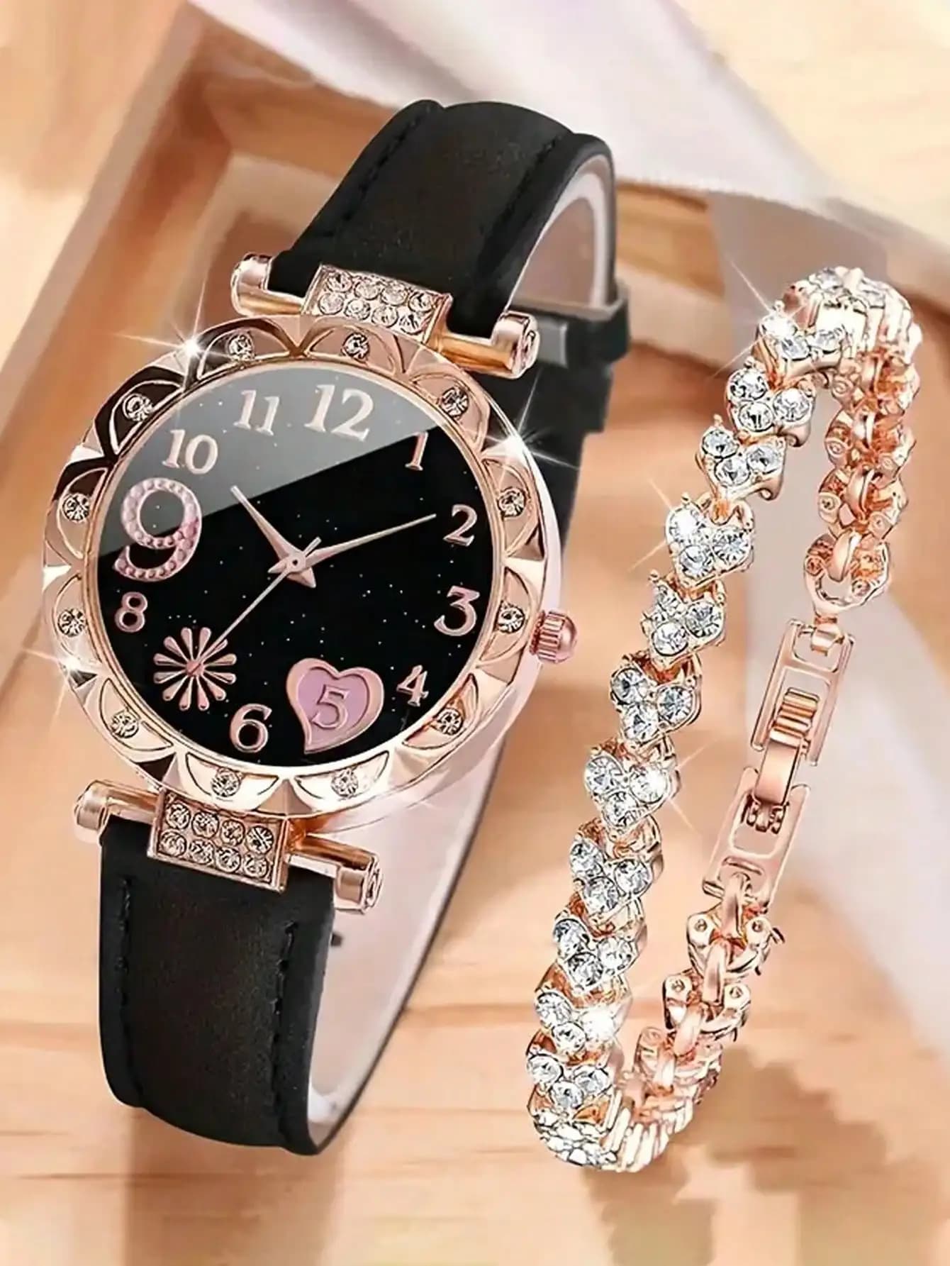 Set di 2 Pezzi: Orologio e Bracciale da Donna con Strass, Cinturino in PU Nero, Tono Oro Rosa, Quadrante con Cuore e Motivi Floreali