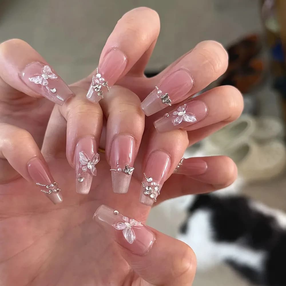 Nuove Unghie Finte Minimaliste 2026 con Farfalle Rosa e Strass Effetto Occhio di Gatto - Stile Fatato Dolce, Realizzate a Mano