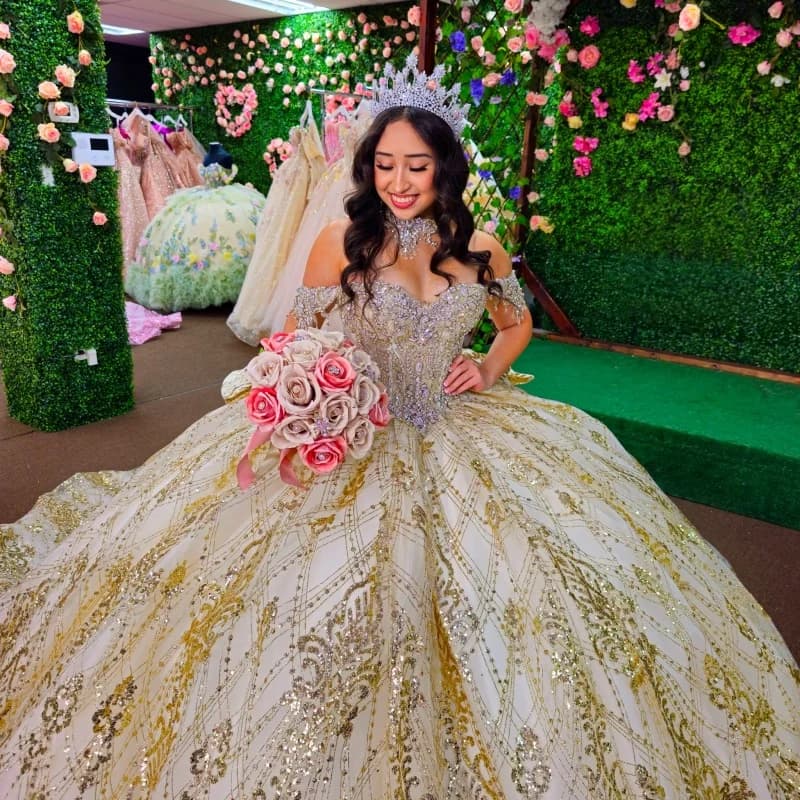 Abito Quinceanera in oro champagne lucido con glitter di cristallo Decalcomania Coda lunga con fiocco Abiti da 15 Quinceanera Personalizza