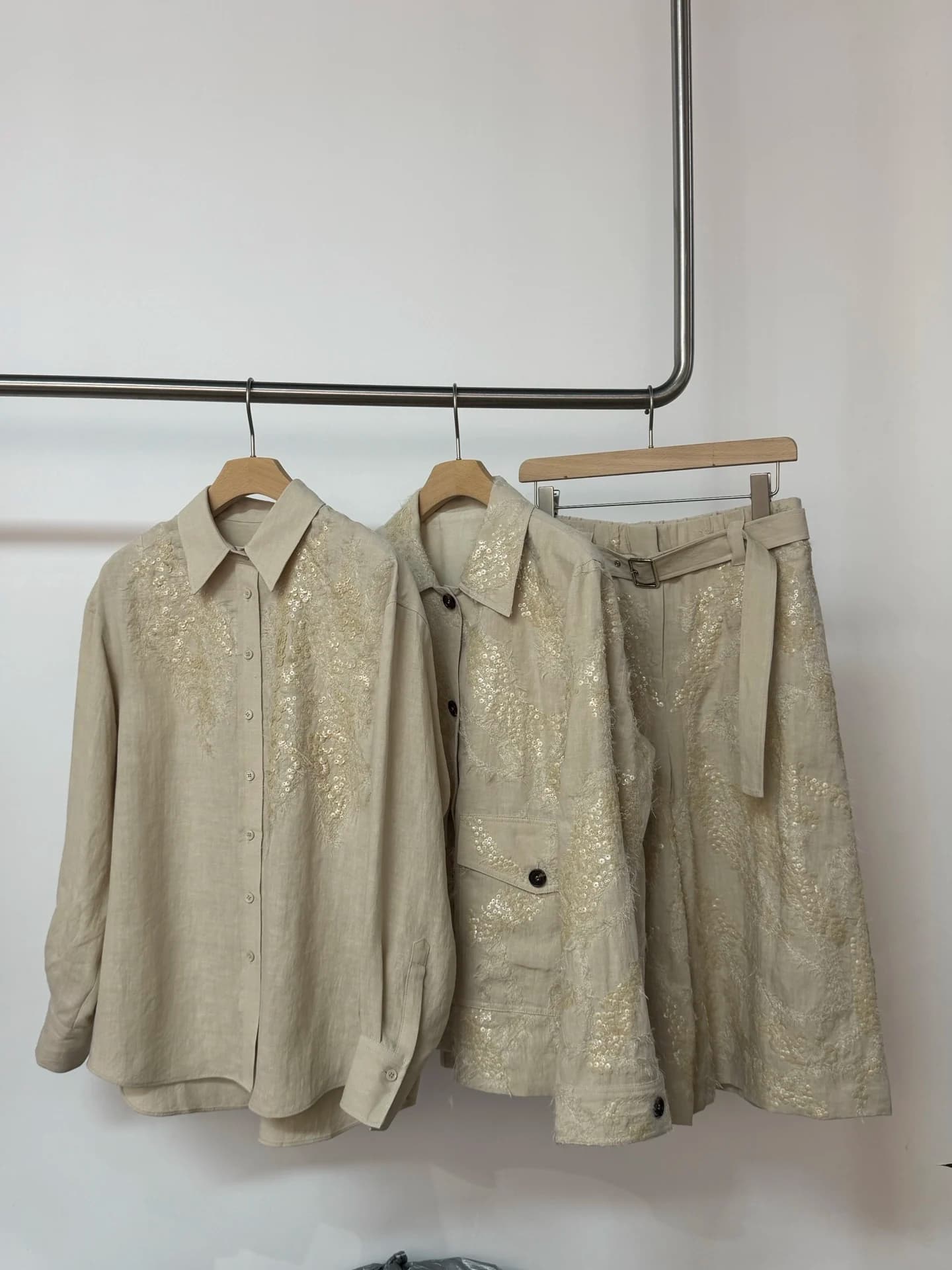 Set da Donna 3 Pezzi con Ricami di Paillettes: Camicia a Maniche Lunghe con Colletto Rovesciato + Giacca Monopetto + Shorts a Vita Alta di Media Lunghezza