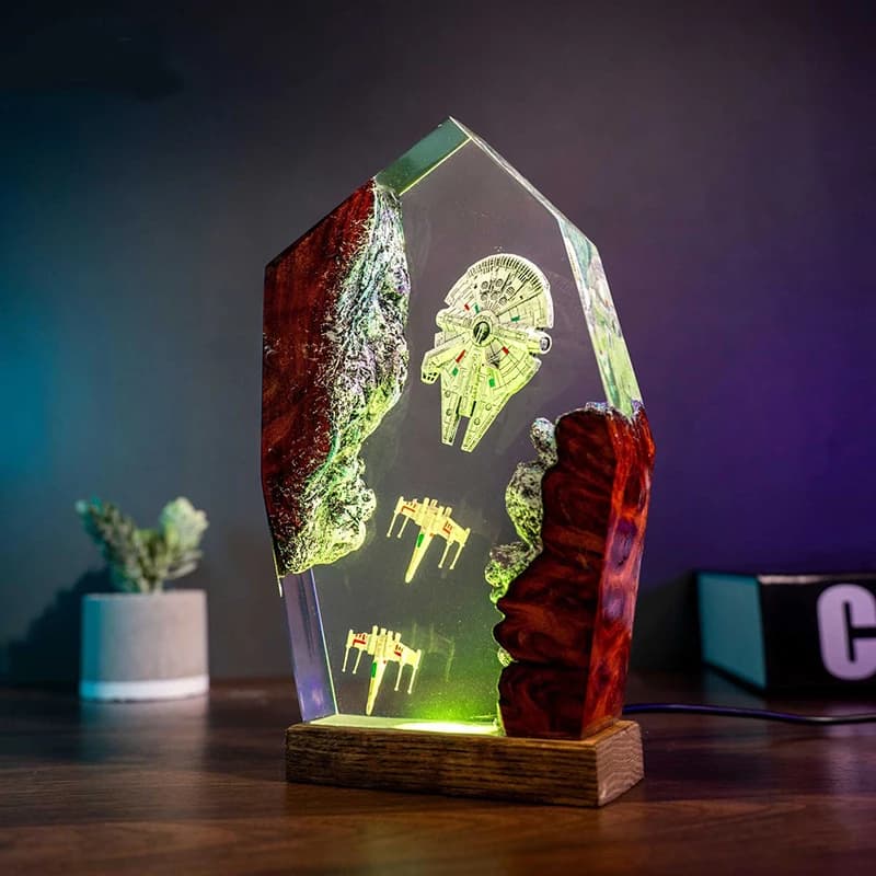 Lampada da Tavolo in Resina, Luce Notturna con Scenari di Guerra Spaziale, Figura Astronave Personalizzata, Decorazione Artistica Creativa per Scrivania e Casa, Ricarica USB