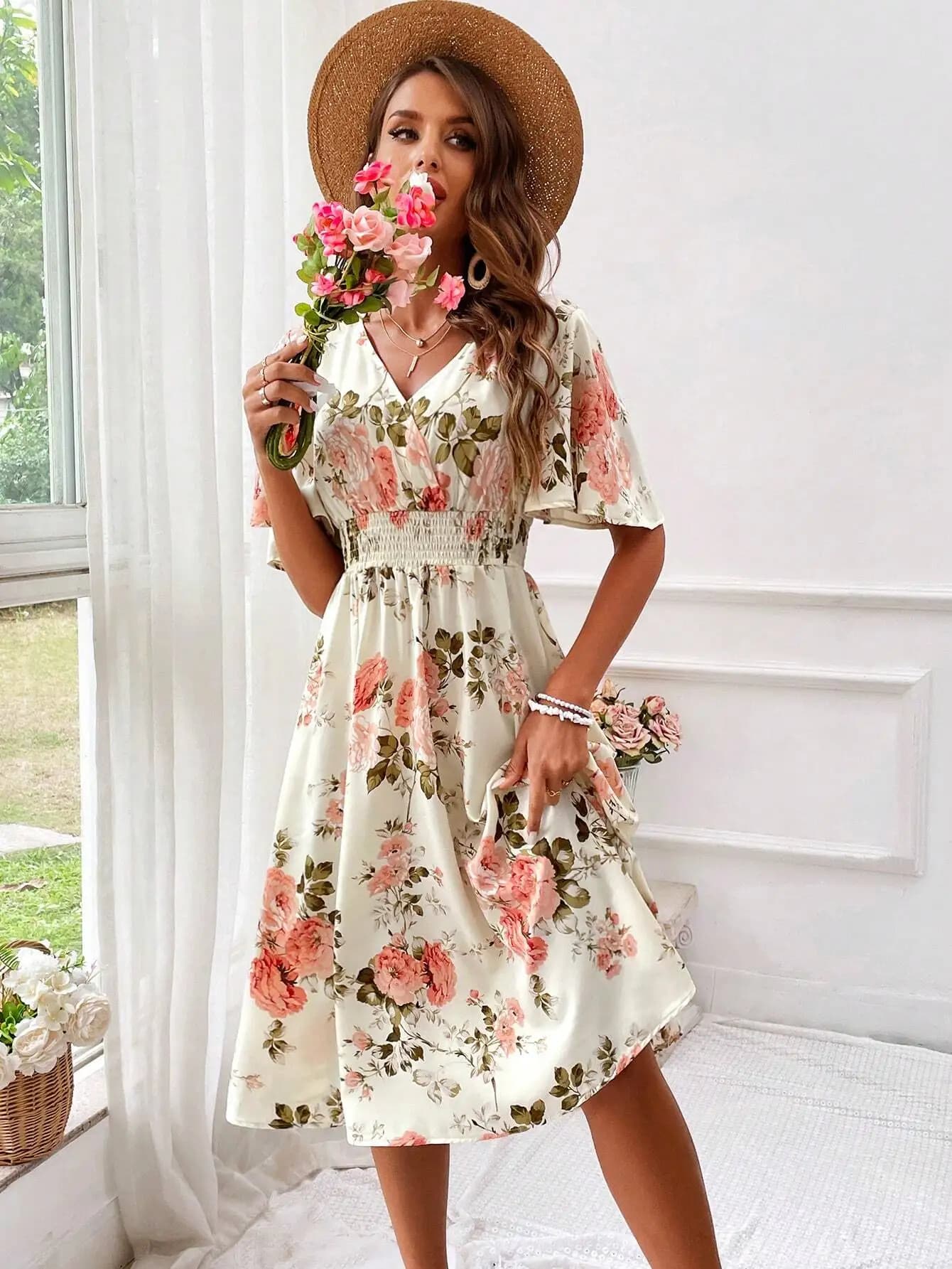 Abito Midi Floreale con Scollo a V e Vita Arricciata, Romantico ed Elegante Vestito Estivo