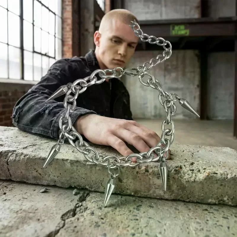 Bracciale Unisex in Acciaio al Titanio Stile Hip Hop con Design a Rivetti e Ciondolo a Cono, Gioielli alla Moda per Outfit Urbani e da Discoteca
