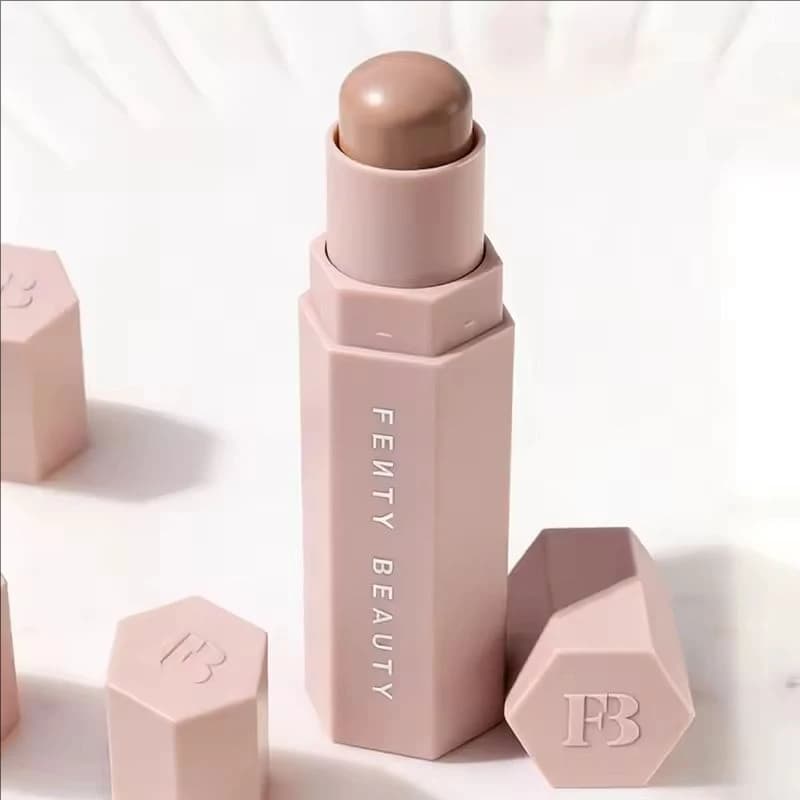 Stick Contouring di Lusso Fenty Beauty, Morbido e Sfumabile, Lunga Durata, Impermeabile, con Ombre Naturali, Perfetto per Tutti i Tipi di Pelle