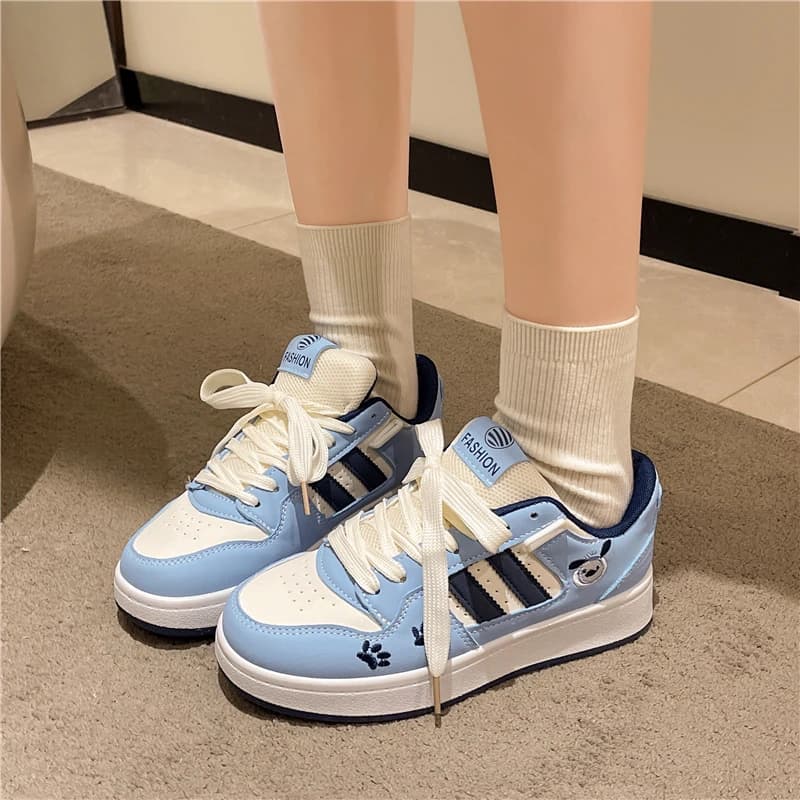 Nuove scarpe sportive casual versatili e comode per studenti, scarpe da donna con suola spessa, alla moda e antiscivolo.