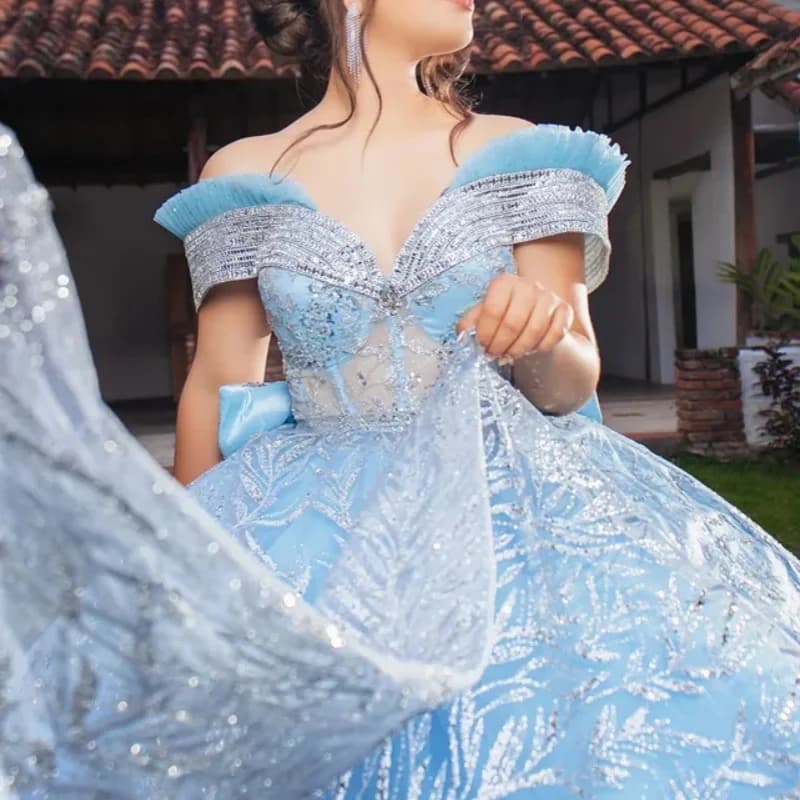 Abito Quinceanera con spalla blu acqua lucido Stratificazione di pizzo con decalcomania glitter di cristallo Fiocco abiti da 15 Quinceanera Personalizzato