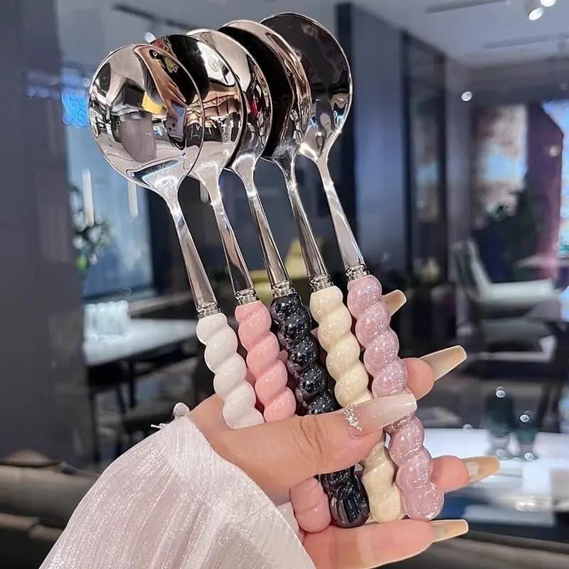 Cucchiaio in acciaio inossidabile 304 Ragazza Perla Cucchiai con manico in ceramica imitazione cinque colori Cucchiaio da pranzo con manico lungo per uso domestico Caldo
