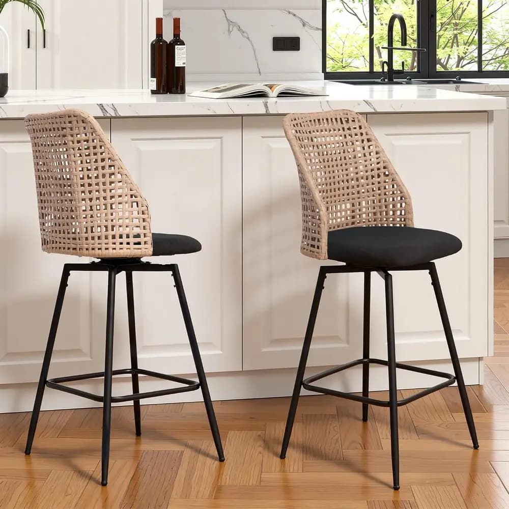 Set di 2 sgabelli da bar girevoli imbottiti in ciniglia con poggiapiedi e schienale in rattan intrecciato, struttura in metallo nero