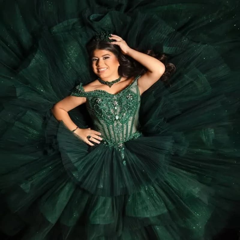 Abito Quinceanera verde scuro lucido con spalle scoperte Decalcomania di cristallo a strati di pizzo Coda lunga abiti da 15 Quinceanera Personalizza