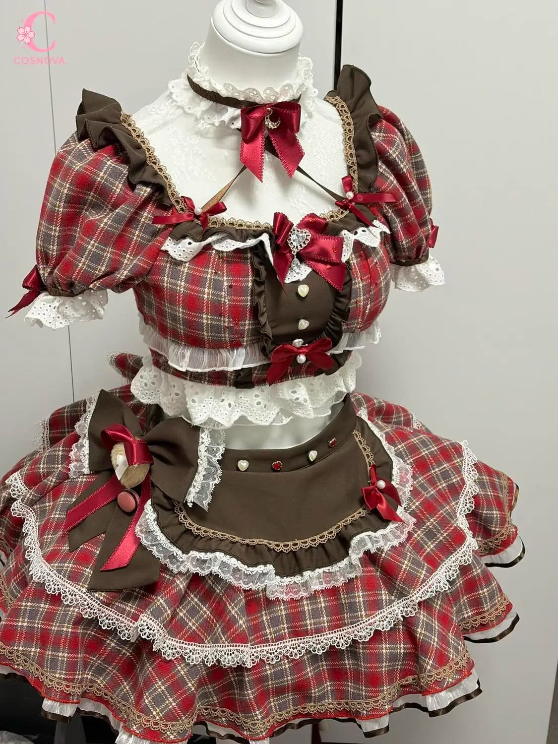 Completo da donna in due pezzi con fiocco scozzese in stile giapponese, top con scollo quadrato e fiocco in pizzo, gonna a vita alta e gonna a balze, grazioso outfit Lolita per tea party estivo.