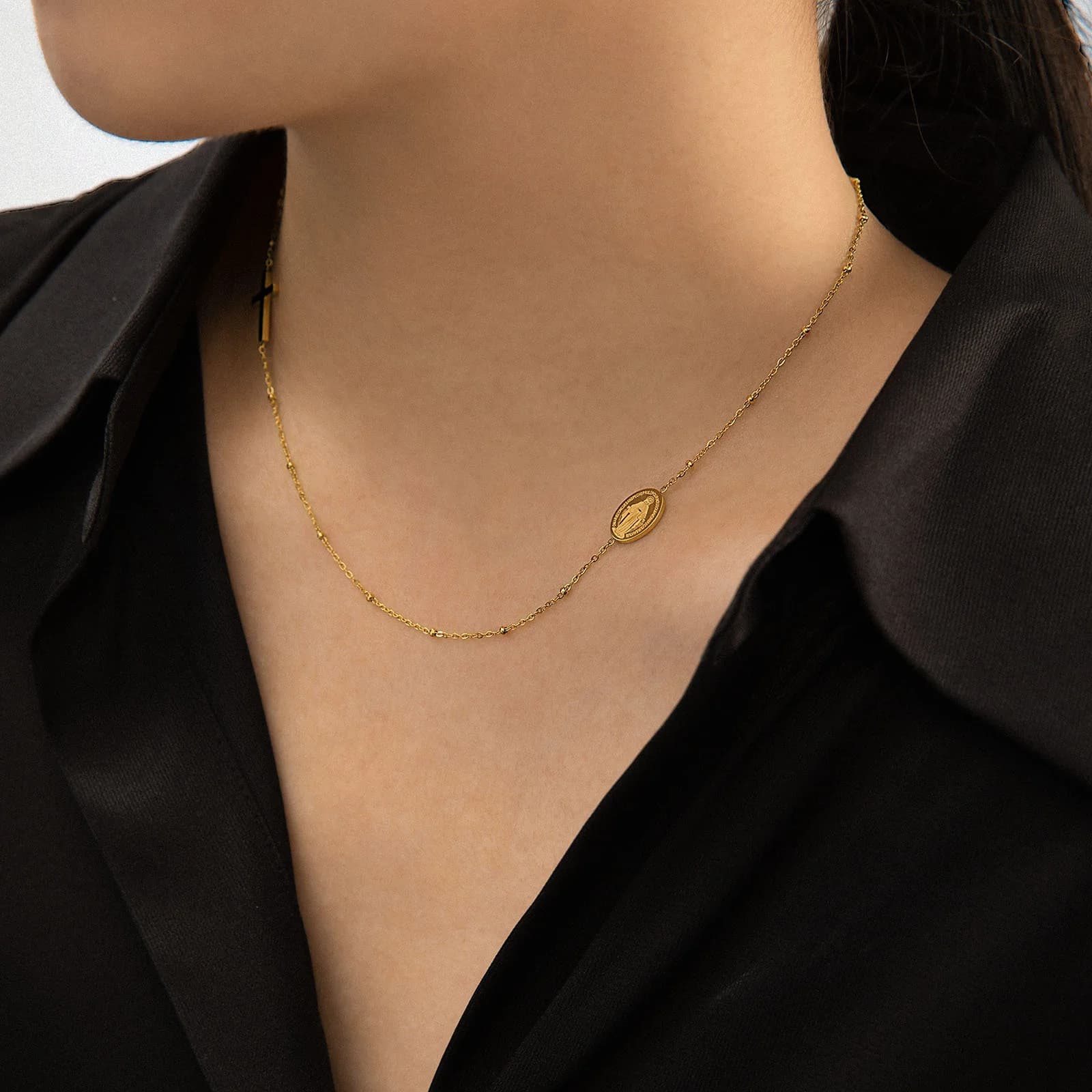 Collana con ciondolo a croce in acciaio al titanio placcato oro 18 carati per l'uso quotidiano