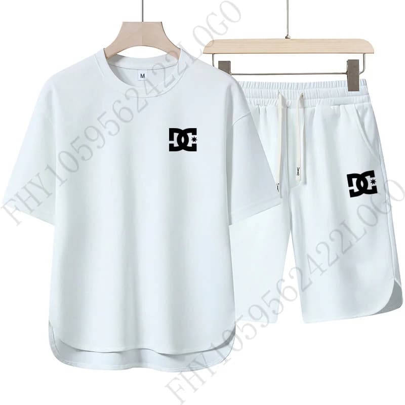 Completo da uomo alla moda con pantaloncini a maniche corte, t-shirt a girocollo a maniche corte abbinata a pantaloncini - un outfit sportivo casual per l'estate