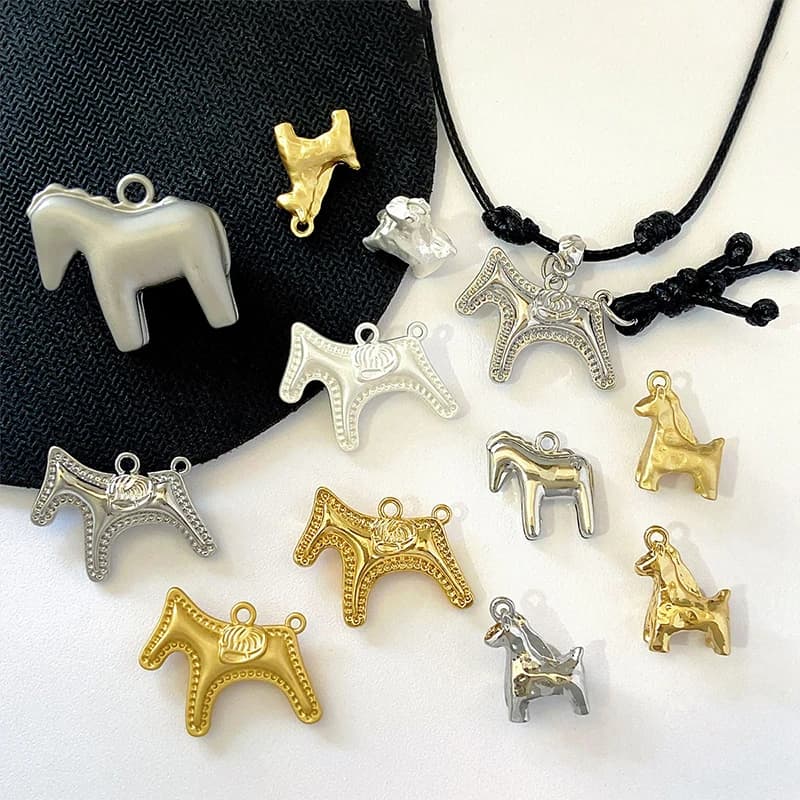 Deliziosi ciondoli a forma di cavallo monopezzo in oro e argento per gioielli fai da te - collane, bracciali, orecchini