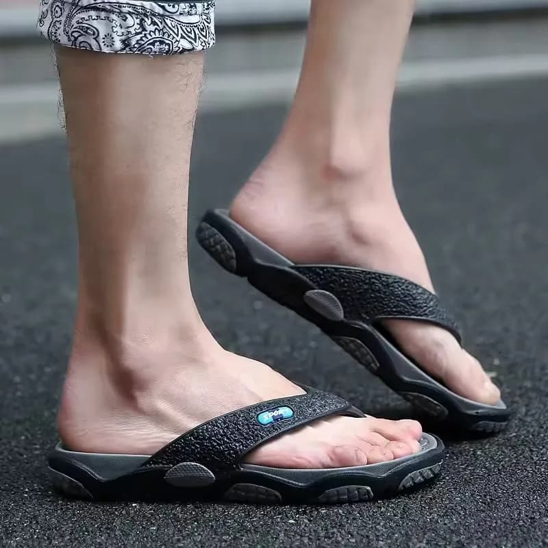 Pantofole da uomo Sandali leggeri Infradito estivi Scarpe da spiaggia per esterni Sandali da uomo Scivoli maschili traspiranti dal design di lusso