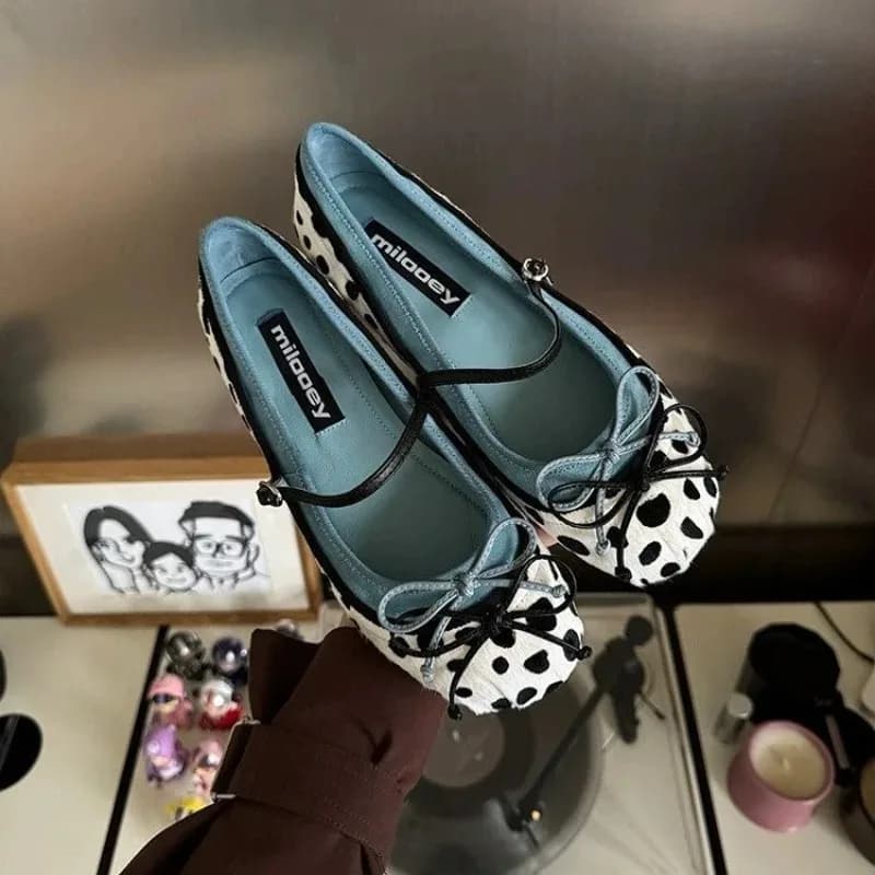 Scarpe da balletto francesi 2026 con punta arrotondata e fondo piatto, alla moda, con cinturino unico, versatili per donna