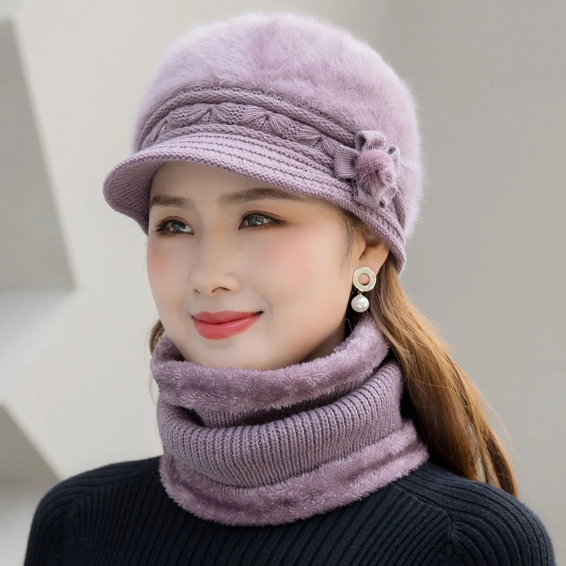 Nuovo cappello invernale da donna Mantieni caldo berretto Aggiungi cappello foderato in pelliccia e sciarpa Set caldo Cappello di moda per donna Cappello lavorato a maglia con fiori in pelliccia sintetica casual