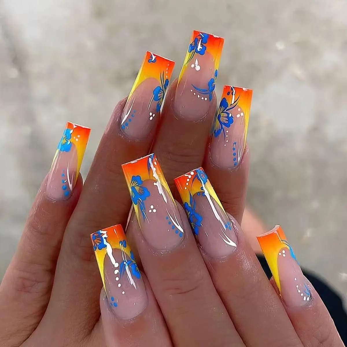 Nuova Tendenza 2026: Nail Art Semplice Sfumata Arancione-Giallo Francese con Motivo Floreale Blu Fresco a Pois, Design Rettangolare Medio