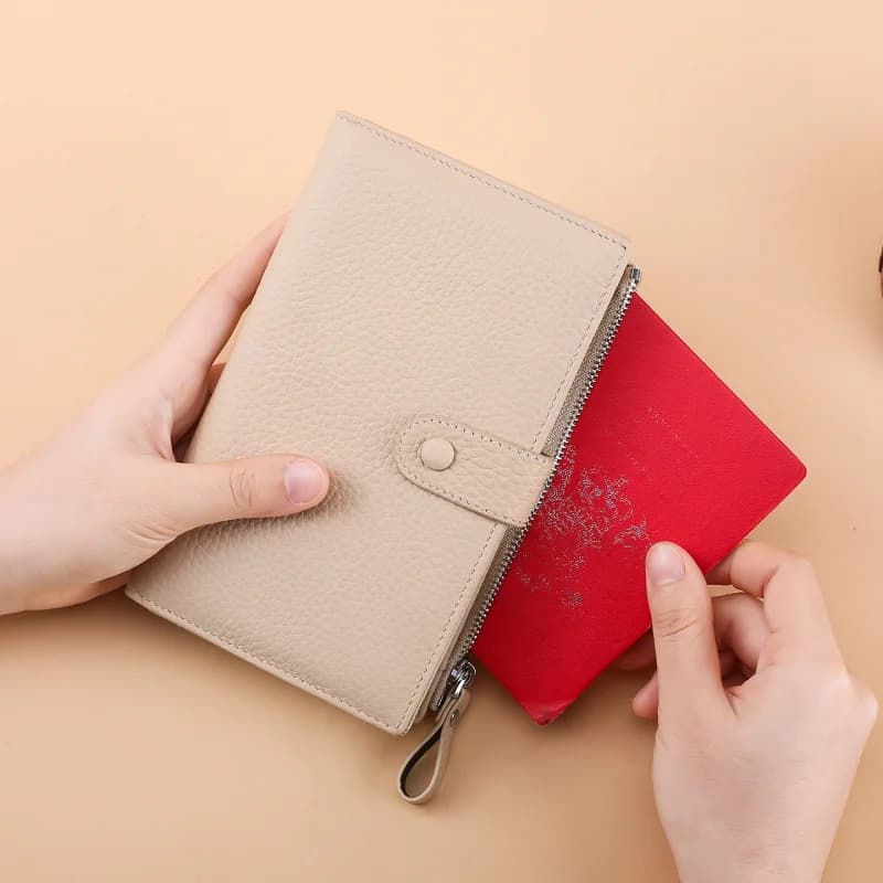 Porta Passaporto con Protezione RFID in Vera Pelle, Portafoglio da Viaggio con Multi-Scomparti per Carte, Portamonete con Cerniera, Organizer per Uomo e Donna