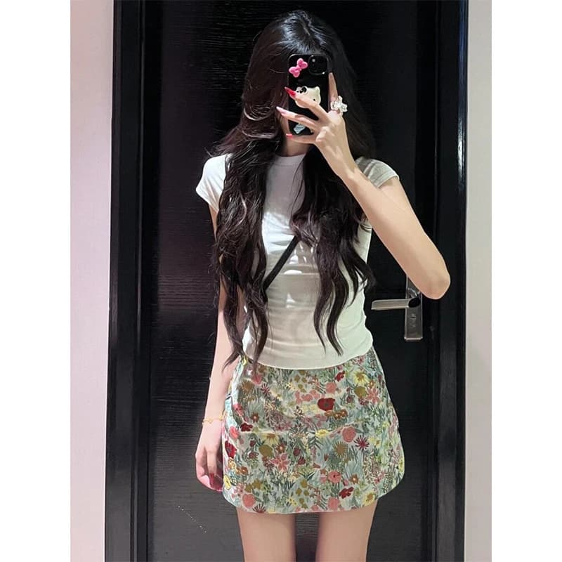 Completo Sportivo Casual da Donna Spicy Girl, Estivo, Slim Fit, con Top a Maniche Corte e Gonna a Vita Alta con Stampa Floreale, Due Pezzi
