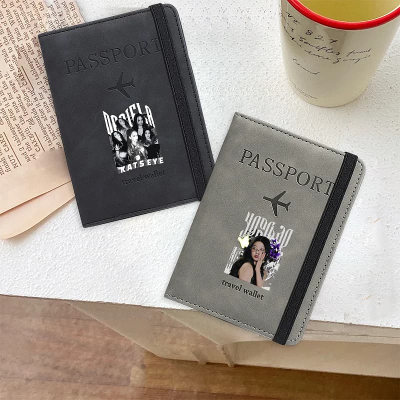 Porta Passaporto K-Pop K-KATSEYE alla Moda, Portafoglio da Viaggio con Stampa Carina, Porta Carte Bancarie Leggero e Trendy, Regalo di Compleanno per Ragazze