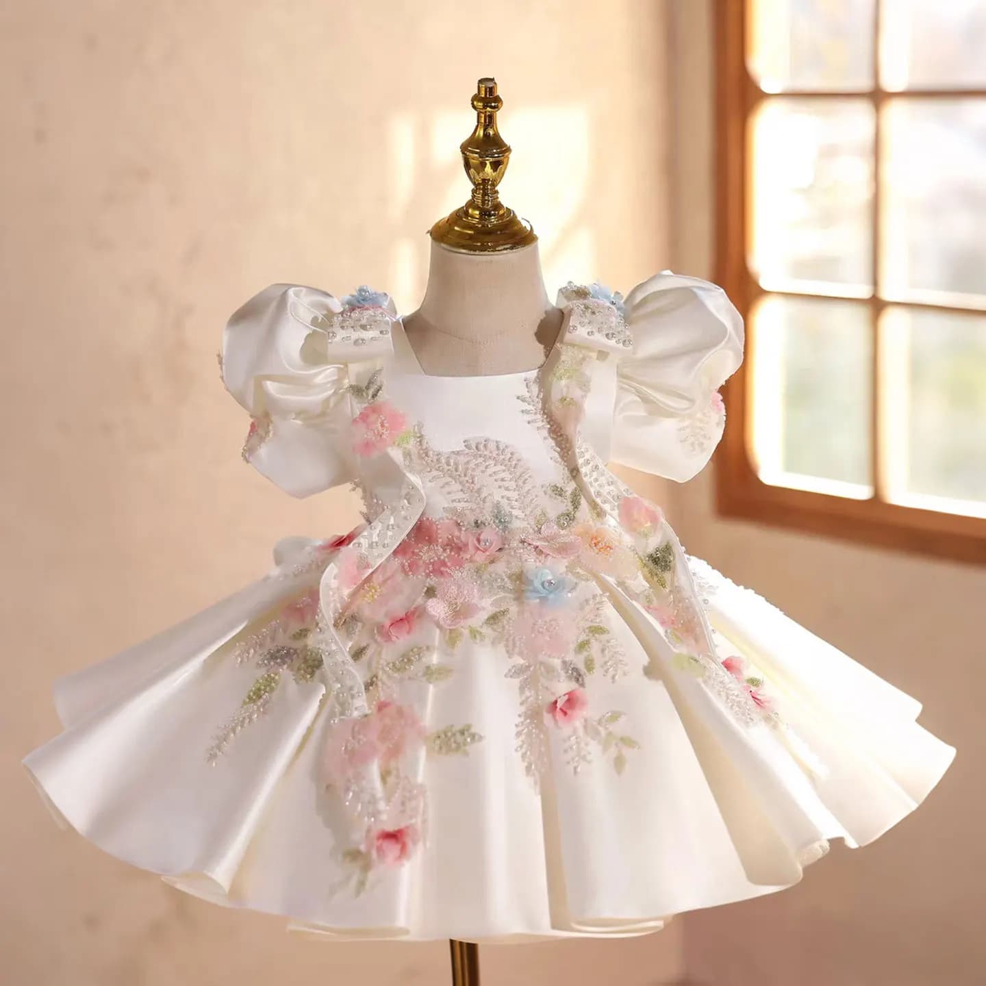 Jill Wish J840 Abito da ragazza bianco di lusso che borda fiori in raso al ginocchio per bambini Abito da ballo per spettacoli di feste di compleanno di nozze