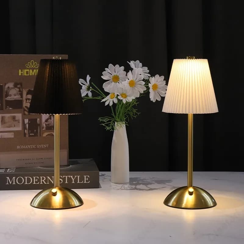 Lampada da comodino per camera da letto con paralume in tessuto pieghettato a LED creativo Modello di ricarica USB Lampada da tavolo piccola per soggiorno con luce notturna touch