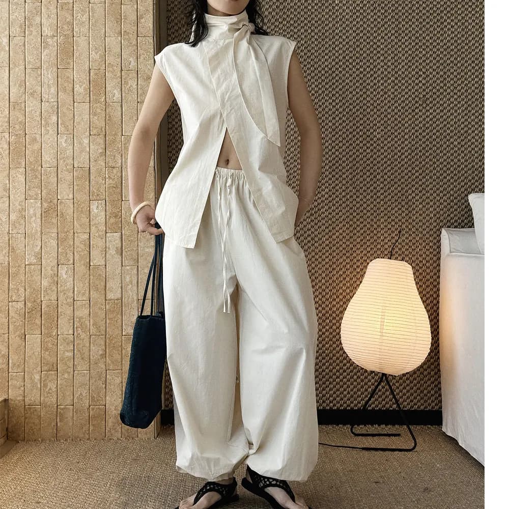 Completo da donna estivo 2026: Blusa senza maniche con collo alto e lacci, e pantaloni a vita alta - Set due pezzi beige/rosa