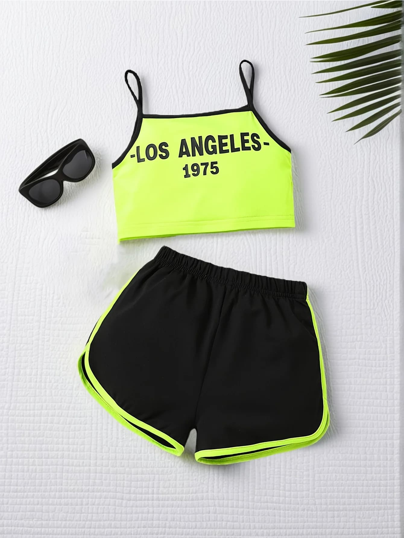 Completo da 2 pezzi per ragazze, top con stampa di lettere al neon, pantaloncini sportivi morbidi per bambini, per l'uso quotidiano estivo, casual, sportivo e da strada