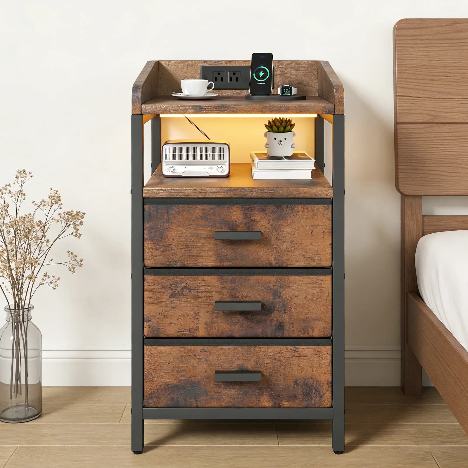 Comodino USA con Stazione di Ricarica e Luce, Tavolino da Comodino con 3 Cassetti in Tessuto, 2 Porte USB e Prese Elettriche per Camera da Letto, Stile Rustico