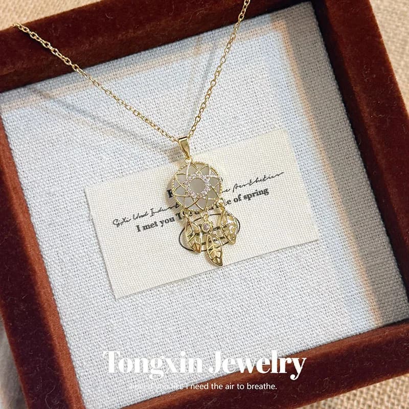 A new style of simple collarbone chain with a dreamcatcher fringe necklace, a niche, versatile and high-end look