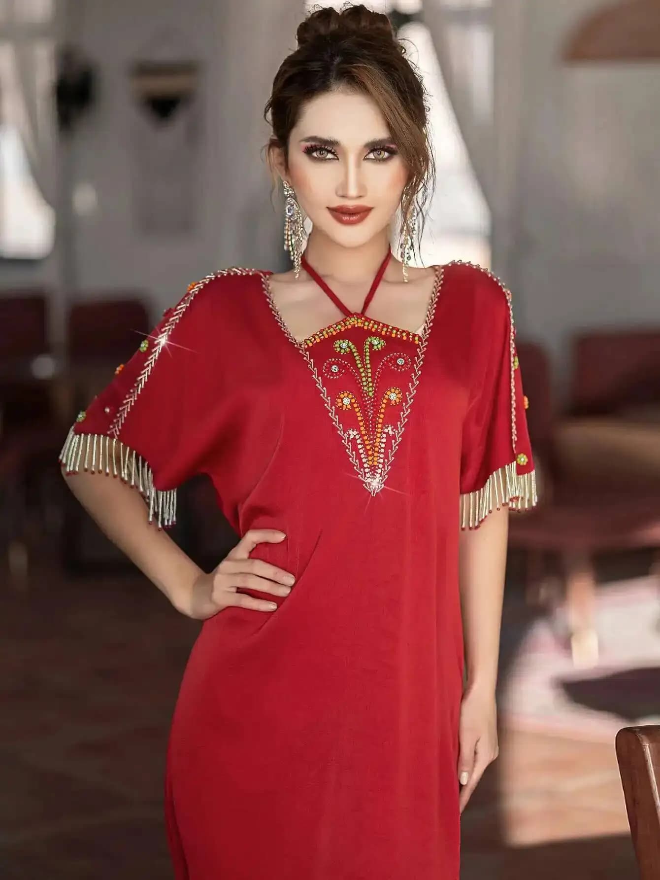Abito Rosso Ba5182 con Ricami Fatti a Mano e Nappe, Vestito Elegante con Collo Halter e Spacco, Abaya di Lusso per Ramadan, Stile Dubai Islamico